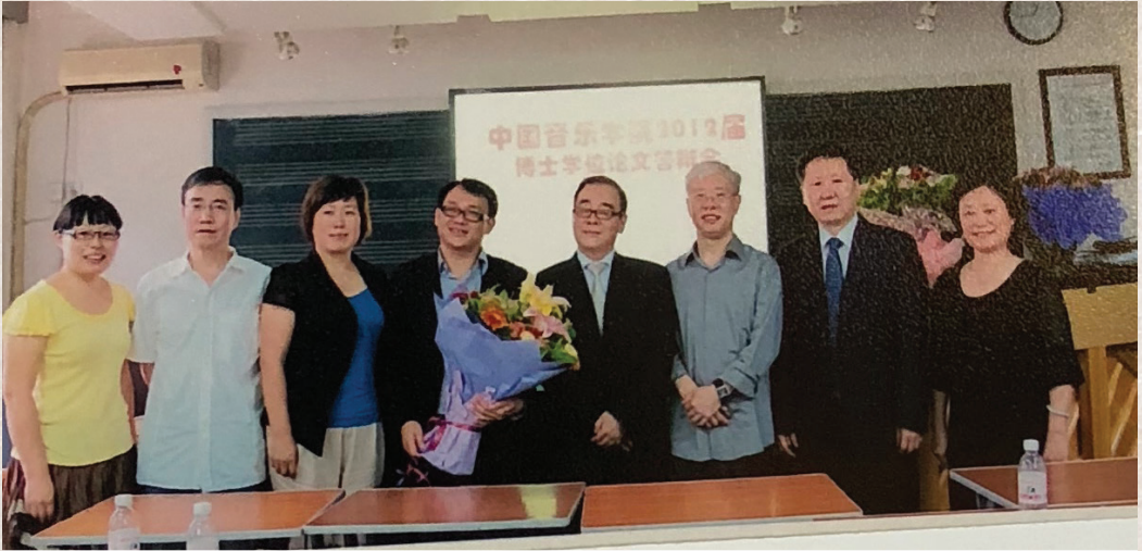 Giáo sư hướng dẫn và bạn học chúc mừng khi PGS.TS. Nguyễn Thanh Hà bảo vệ thành công luận văn Thạc sỹ tại Học viện Âm nhạc Trung Quốc - Beijing, China (2012)