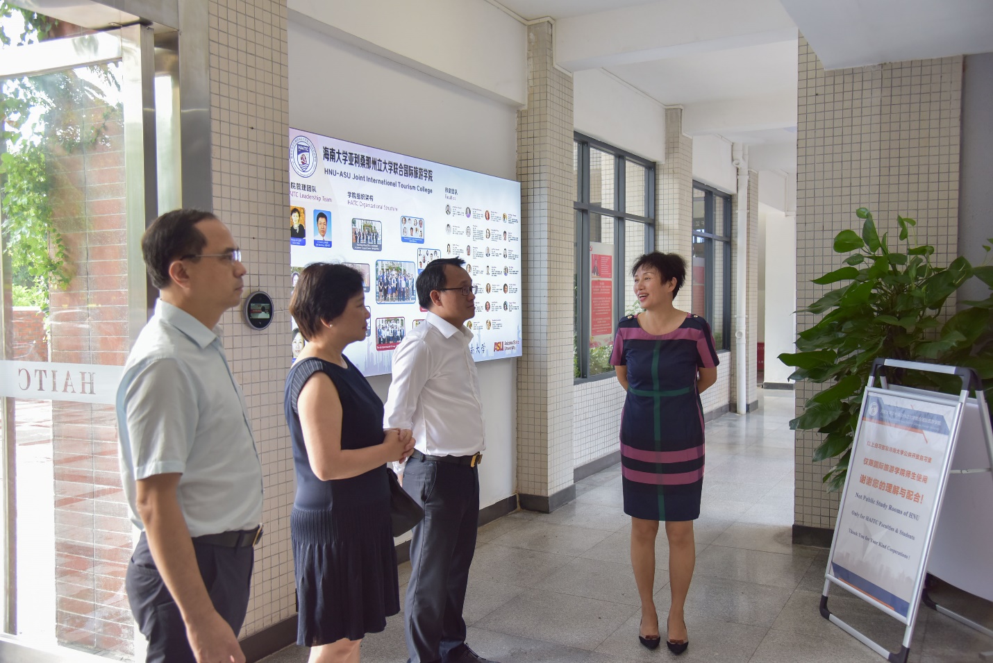 Bà Wang Lin – Viện trưởng Viện Du lịch quốc tế giới thiệu về Viện với các khách mời.